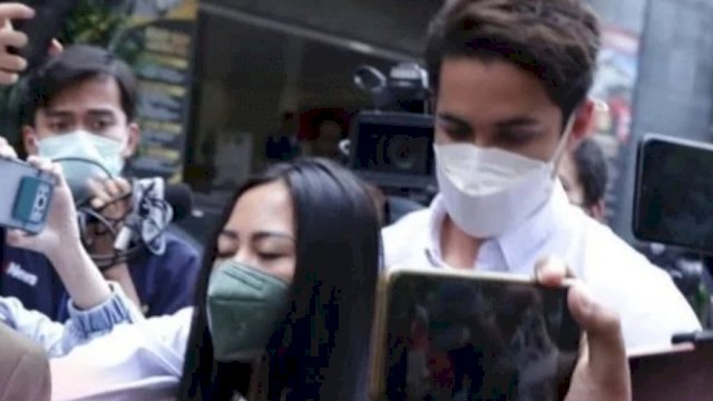 Selebram Rachel Vennya usai diperiksa belum lama ini.