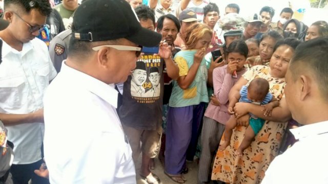 Bupati Bulukumba Muchtar Ali Yusuf, meninjau Lokasi Pantai Merpati, Rabu (02/02/2022).