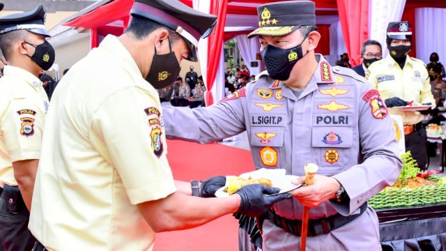 Kapolri Jenderal Listyo Sigit Prabowo usai memimpin Upacara peringatan HUT ke-41 Satuan Pengamanan (Satpam) di Lapangan Bhayangkara, Mabes Polri, Rabu (2/2/2022).