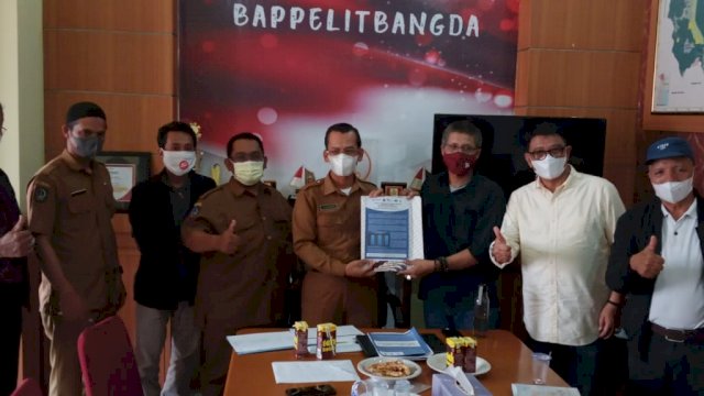 Bappelitbangda Luwu Utara saat diskusi terkait gagasan inovasi Medis Desa atau Monev Edukasi Sosial Desa.