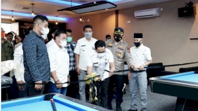 Wali Kota Balikpapan Rahmad Mas'ud, menggunting Pita Peresmian Black Bull Billiard, Rabu (02/02/2022).