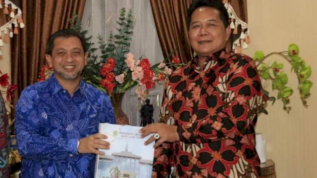 Wakil Gubernur Kaltim Hadi Mulyadi, bersama Bupati Mahakam Ulu Bonifasius Belawan Geh.