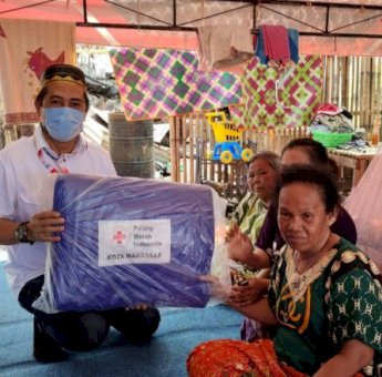 Prihatin, Deng Ical Salurkan Bantuan untuk Korban Kebakaran di Buloa