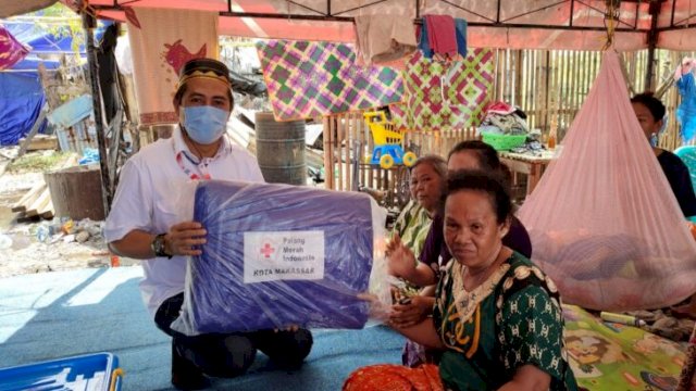 Ketua PMI Kota Makassar Syamsu Rizal (Deng Ical), menyerahkan bantuan untuk warga korban kebakaran di Kelurahan Buloa, Kecamatan Tallo, Rabu (02/02/2022).