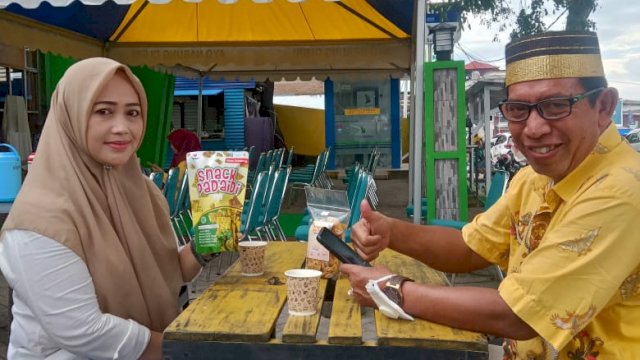 Owner KUEP Desa Jampu, Nuraeni, bersama Kepala Dinas PPK dan UKM Kabupaten Soppeng Drs.Sarianto,M.Si, saat memperlihatkan Kemasan Cemilan Hasil Produksinya, Kamis (03/02/2022).