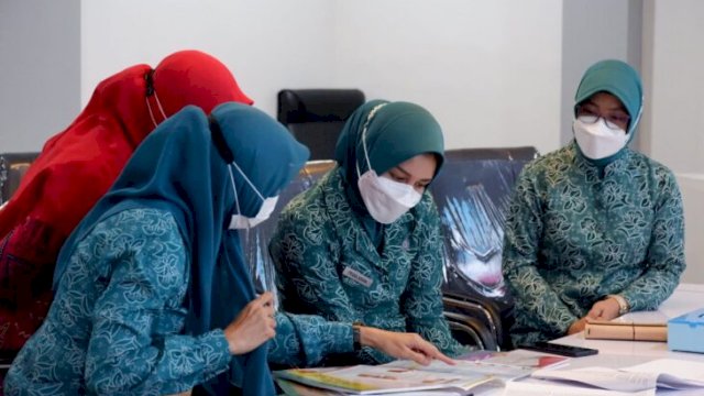 Ketua TP PKK Kabupaten Gowa Priska Paramita Adnan (tengah) saat mengikuti Webinar Edukasi Vaksin Anak yang digelar TP PKK Sulawesi Selatan secara virtual, Kamis (3/2/2022). (Istimewa)