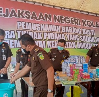 Kejari Kolaka Musnahkan Ratusan Barang Bukti Kejahatan, Mulai Dari Narkoba Hingga Kosmetik Ilegal