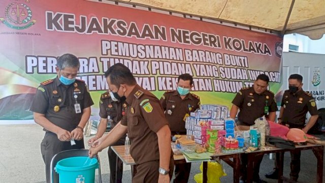 Kepala Kejaksaan Negeri (Kajari) Kabupaten Kolaka Indawan Kuswadi, melakukan pemusnahan Barang Bukti Kejahatan, Kamis (03/02/2022).