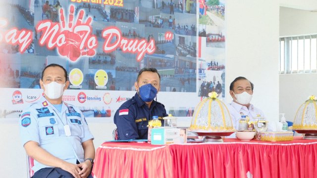 Wakil Bupati Jeneponto Paris Yasir (tengah), saat menghadiri pembukaan Rehabilitasi Medis Penyalahgunaan Narkorika, di Rutan Klas II-B Jeneponto, pada Kamis (03/02/2022).