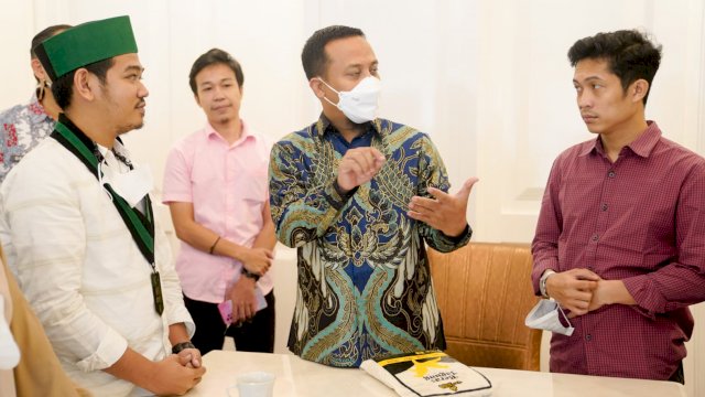 Plt Gubernur Sulsel Andi Sudirman Sulaiman, berbincang dengan Pengurus HMI Sulselbar, di Baruga Lounge Kantor Gubernur Sulsel, Kamis (03/02/2022).