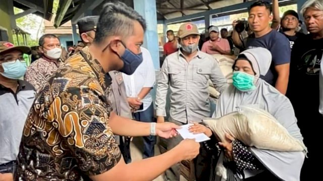 Bupati Sinjai Andi Seto Ghaditsa Asapa, menyetahkan bantuan beras untuk warga korban kebakaran Pasar Sentral Sinjai, Kamis (03/02/2022).