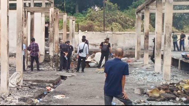 Tim Laboratorium Forensik Polda Sulsel memeriksa puing-puing bekas kebakaran di Pasar Sentral Sinjai, Kamis (03/02/2022).