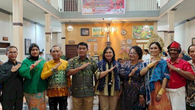 Wakil Wali Kota Palopo Rahmat Masri Bandaso (RMB) dan Ketua Umum PMTI Mayjen TNI (Purn) Yulius Selvanus Lumba, bersama para Tokoh Masyarakat Toraja saat pertemuan Perhimpunan Masyarakat Toraja Indonesia (PMTI) di BM Hotel Palopo, Kamis (03/02/2022).