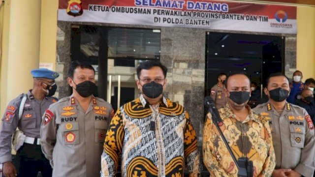 Kapolda Banten Irjen Pol Prof. Rudy Heriyanto Adi Nugroho, bersama Anggota Ombudsman RI Yeka Hendra Fatika dan Kepala Ombudsman Perwakilan Banten Dedy Irsan, saat penyerahan Anugerah di Aula Serba Guna Polda Banten, Kamis (03/02/2022).