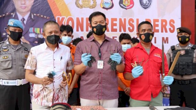 Polres Gowa merilis 10 tersangka pelaku geng motor Swadaya yang menyerang Pos Security di Gowa.