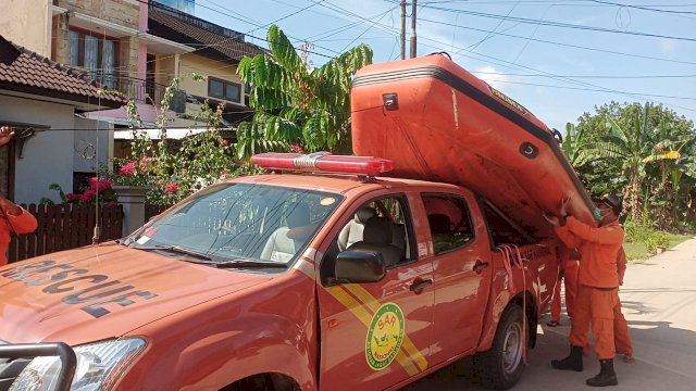 Tim SAR Gabungan saat bersiap menuju Lokasi seorang pekerja batu bara tenggelam di Kukar. (Istimewa)