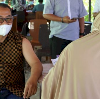 Setelah Divaksin, Sekda Luwu Timur Yakinkan Masyarakat Vaksin Booster Sangat Aman