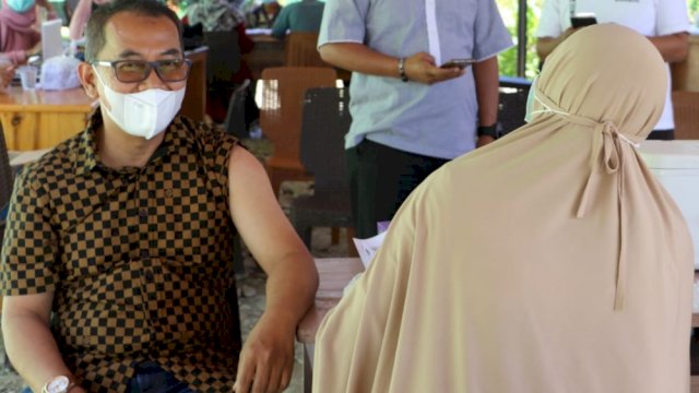 Sekda Bahri Suli saat akan melalukan suntik vaksin dosis ketiga.