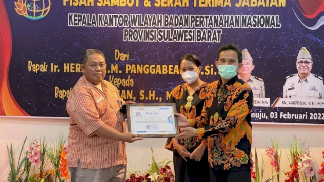 Kepala Ombudsman-RI Sulbar Lukman Umar, menyerahkan piagam penghargaan kepada Kepala Kantor Pertanahan Sulbar, Herjon, yang mengakhiri masa tugasnya di Sulbar, Kamis (03/02/2022).