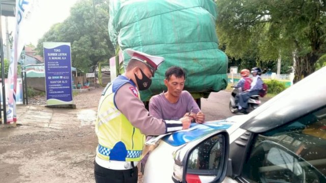 Satuan Lalu Lintas Polres Jeneponto saat melakukan tindakan ke Sopir Odol, Jumat (04/02/2022).