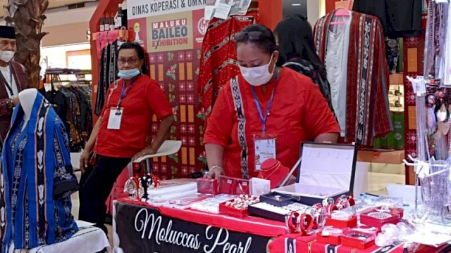 Moluccas Pearl salah satu pelaku UMKM binaan Pemprov Maluku yang menjadi peserta di Maluku Baileo Exhibition, Jumat (04/02/2022). (Chaerani)