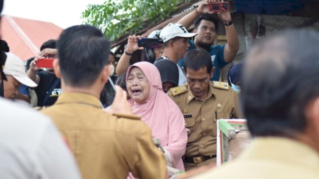 Suasana penggusuran warga di pantai Merpati Bulukumba, Senin (31/1/2022).