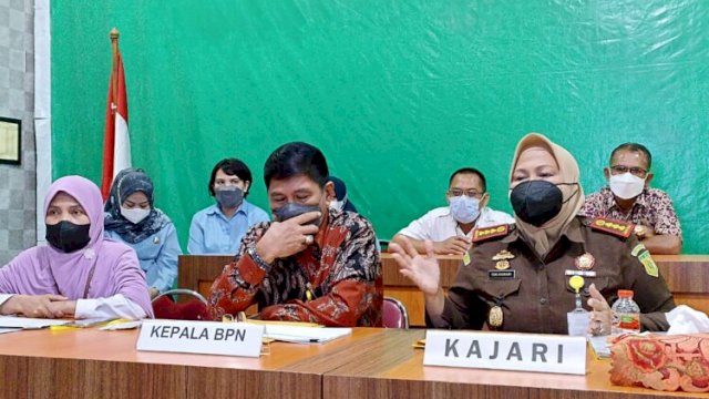 Kepala Kejaksaan Negeri (Kajari) Kabupaten Gowa Yeni Andriani (kanan) saat memimpin Konfrensi Pers di Kantor Kejaksaan Kabupaten Gowa, Jumat (04/02/2022) kemarin. (Chaerani)