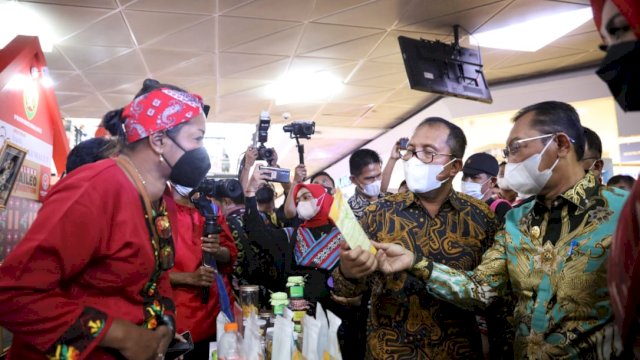 Wali Kota Makassar Moh. Ramdhan Pomanto, bersama Wakil Gubernur Maluku Barnabas N. Orno, saat mengunjungi salah satu stand di Maluku Baileo Exhibition di MaRI, Jumat (04/02/2022).