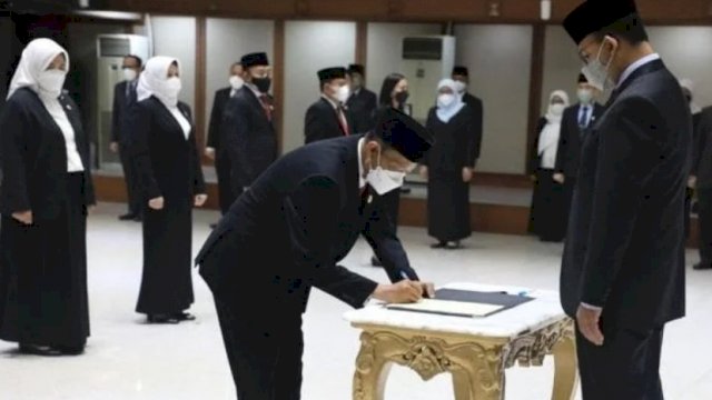Gubenur Anies Baswedan, melantik Pejabat Lingkup Pemprov DKI Jakarta, di Gedung Balaikota, Jum'at (04/02/2022).