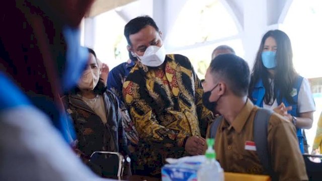 Plt Gubernur Sulsel Andi Sudirman Sulaiman, meninjau vaksinasi Pelajar SMA beberapa waktu lalu. (Istimewa)