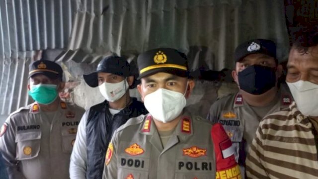 Kapolsek Palmerah Polres Metro Jakarta Barat, AKP Dodi Ambdulrahim, sesaat setelah penggerebekan kampung Pulo, Jumat (4/2/2022). (Foto Humas Polres Jakarta Barat)