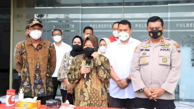Menteri Sosial Tri Rismaharini, Bersama Bupati Sidoarjo Ahmad Muhdlor Ali Saat menyambangi Polresta Sidoarjo, Sabtu (5/2/2022)./ (Istimewa)