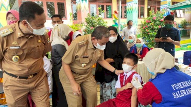 Bupati Wajo, Amran Mahmud, bersama wakilnya Amran saat meninjau pelaksanaan vaksinasi anak./ (Istimewa)