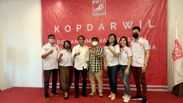 Sekretaris Dewan Pertimbangan DPP PSI, Raja Juli Antoni (tengah baju putih) saat menggelar Kopdarwil di Kota Samarinda, Sabtu (05/02/2022). (Kurniawan)