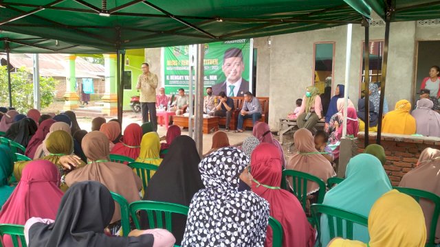 Anggota DPRD Sulawesi Selatan, Hengky Yasin saat melakukan reses di Kecamatan Galesong Utara, Kabupaten Takalar, Sabtu (5/2/2022). Foto: Istimewa