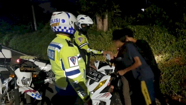 Anggota Ditlantas Polda Banten memeriksa pengguna Kendaraan Roda Dua saat Patroli KRYD, Minggu (07/02/2022) dini hari. (Istimewa)