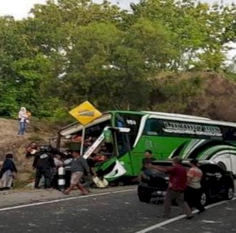 Bus Pariwisata dari Solo Tabrak Tebing Imogiri Bantul, 13 Penumpang Tewas