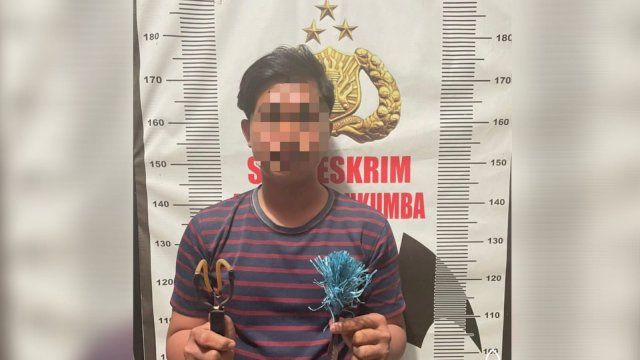 AD (17), warga Jalan Baronang Kelurahan Ela-Ela kecamatan Ujung Bulu kabupaten Bulukumba Sulawesi Selatan, pelaku pembusuran diamankan sat Reskrim Polres Bulukumba, Ahad (06/02/2022). (Foto. Humas Polres Bulukumba)