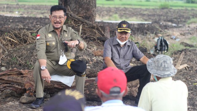 Menteri Pertanian RI Syahrul Yasin Limpo (SYL), didampingi Bupati Jeneponto Iksan Iskandar, berbincang dengan petani Jagung di Kelurahan Empoang Selatan, Kecamatan Binamu, Jeneponto, Ahad (06/02/2022).