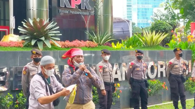 Ketua FAKK, Ahmad Mabbarani, orasi di depan ratusan massanya di Gedung Merah Putih, KPK, Jakarta, Senin (07/02/2022). (Istimewa)
