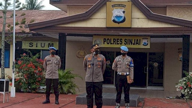 Kapolres Sinjai, AKBP Iwan Irmawan Berpamitan kepadanya anggotanya saat Apel, Senin (7/2/2022).