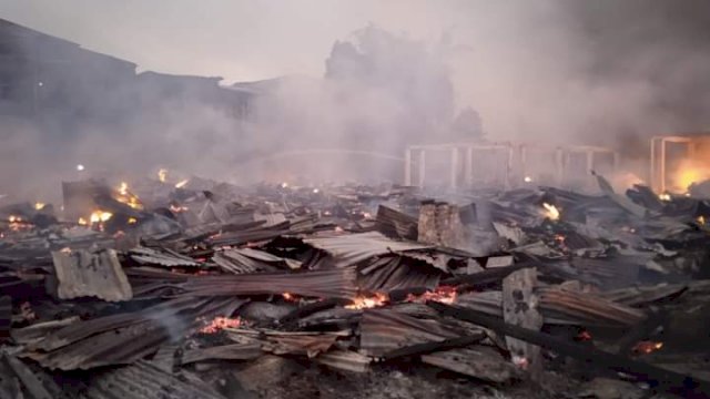 Kondisi kios pedagang Pasar Sentral Sinjai usai terjadinya kebakaran, Rabu (2/2/2022) lalu. Foto: Asrianto