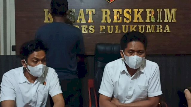 Kasat Reskrim Polres Bulukumba, AKP Muhammad Yusuf (kanan) menggelar jumpa pers terkait kasus penganiyaan yang meregang nyawa di Bulukumba, Senin (07/02/2022). (Foto. Arnas Amdas/Republiknews.co.id)