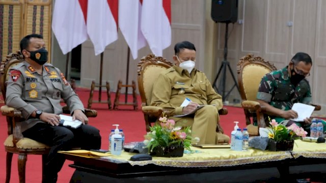 Kapolda Banten mengikuti video confrence via Zoom arahan Presiden Jokowi di Pendopo Gubernur Banten, Senin (07/02/2022). (Istimewa)