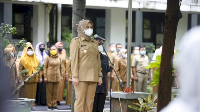 Wakil Wali Kota Makassar, Fatmawati Rusdi saat memimpin apel pagi lingkup Pemkot Makassar, Senin (7/2/2022). Foto: Humas Pemkot Makassar