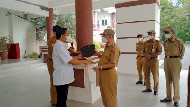 Bupati Polman Andi Ibrahim Masdar menerima secara simbolis Bantuan Alat Berat dari Balai Prasarana Permukiman Wilayah Sulawesi Barat Kementerian PUPR Direktorat Jenderal Cipta Karya, Senin (07/02/2022). (Istimewa)