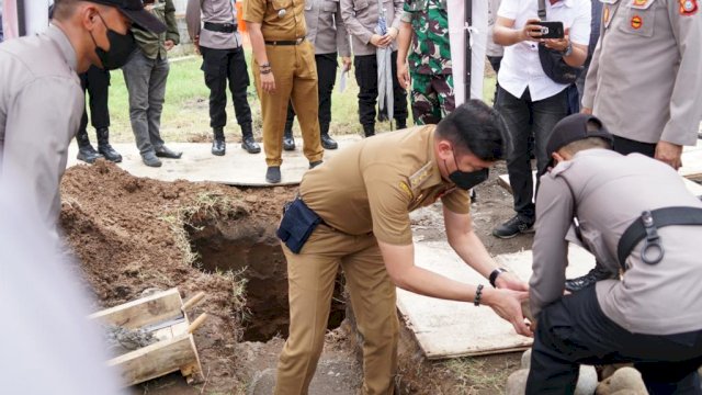 Bupati Gowa, Adnan Purichta Ichsan saat meletakkan batu pertama pembangunan Masjid Al Ghaffar Polres Gowa, di Mapolres Gowa, Senin (7/2/2022). Foto: Istimewa