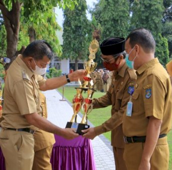 Bupati Andi Utta Serahkan Piala Lomba Kebersihan, Disdikbud Juara 1 Kategori OPD