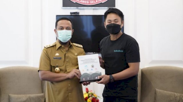 Plt Gubernur Sulsel Andi Sudirman Sulaiman, bersama CEO Bobobox Indra Gunawan, saat melakukan Audiens di Barug Lounge Kantor Gubernur, Senin (07/02/2022).