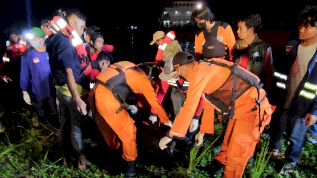 Tim SAR Gabungan saat melakukan evakuasi DP yang tenggelam di Sungai Mahakam, Samarinda, Kalimantan Timur. (Istimewa)